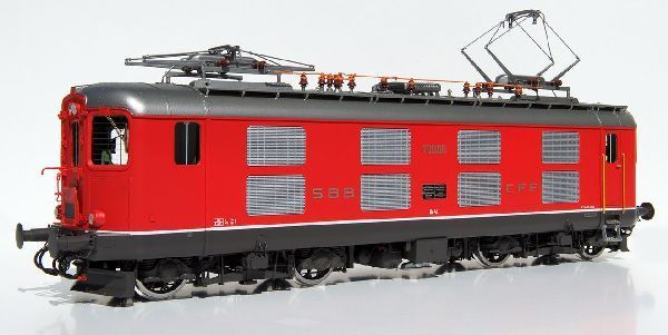 Fronttür, 8 Lüftergitter, Lüfter silber, Griffstangen gelb, Sounddecoder, 2 Maxon Motoren, Panthografenantrieb